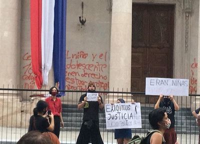 Imputada por daños al Panteón asegura que recibió “asilo” en Argentina - Nacionales - ABC Color