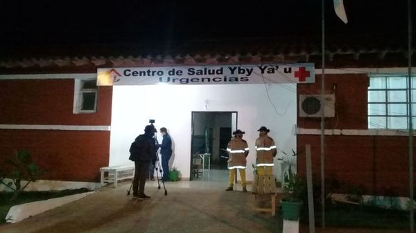 Familiares de Adelio lo aguardan frente a Centro de Salud de Yby Yaú - Nacionales - ABC Color