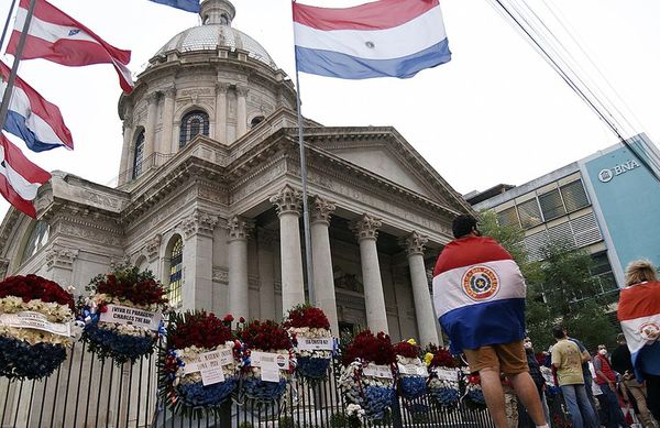 Fiscalía solicita captura internacional de las mujeres que dañaron Panteón - Nacionales - ABC Color