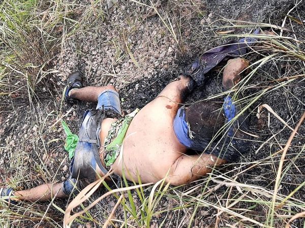Macabro hallazgo de un cuerpo quemado junto a una moto