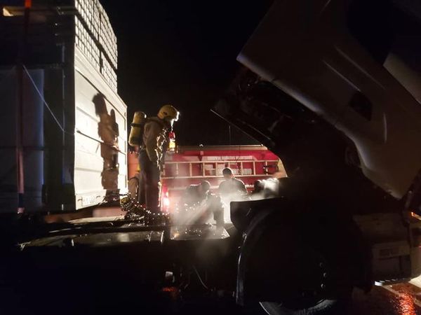 Tractocamión se incendió a raíz de un cortocircuito - ABC en el Este - ABC Color