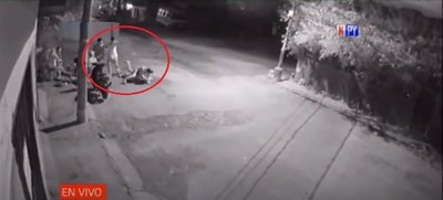 Pandilla da brutal paliza a joven por tener una casaca de Cerro | Noticias Paraguay
