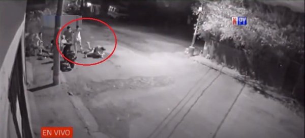 Pandilla da brutal paliza a joven por tener una casaca de Cerro | Noticias Paraguay