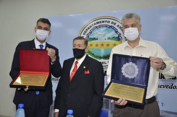 José Carlos y Ronald Acevedo reciben emotivo reconocimiento de don Paublino Mendoza Espínola