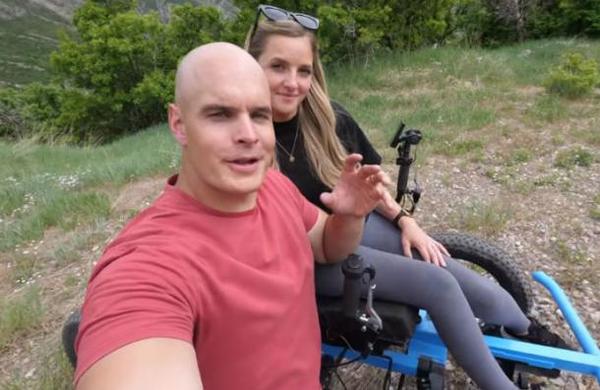 Youtuber crea una silla de ruedas todoterreno para su esposa: corre a 20 kilómetros por hora - SNT