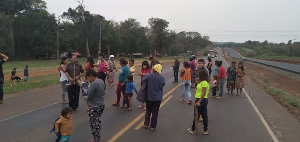 Nativos cierran ruta para exigir tierras en Caaguazú - Noticiero Paraguay