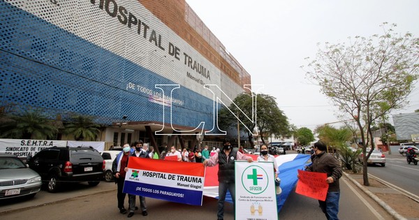 La Nación / Trabajadores del Hospital de Trauma se movilizan contra posible recorte presupuestario