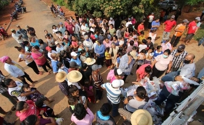 HOY / Familia Denis continúa con la entrega de víveres, esperando el retorno del exvicepresidente