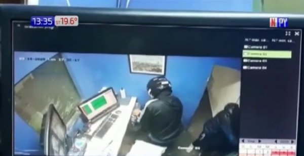 Hieren de un balazo a funcionario durante asalto en local de cobros | Noticias Paraguay