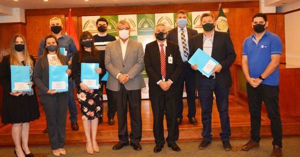 La UNE otorga becas por valor G. 157 millones a sus estudiantes