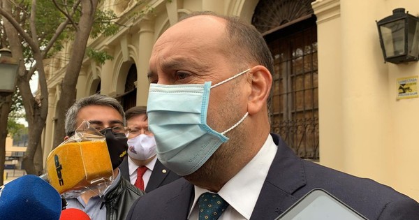 La Nación / “Cachito” Salomón toma precauciones ante contacto con la senadora Samaniego