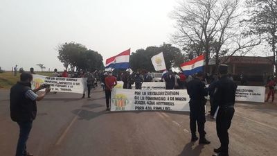 Invasores de estancia cierran ruta y exigen presencia del Gobierno  - Nacionales - ABC Color