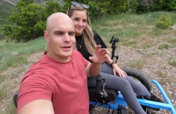 Youtuber crea una silla de ruedas todoterreno para su esposa: corre a 20 kilómetros por hora - C9N