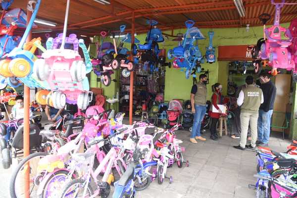 Municipalidad Asunción notifica a comercios que ocupan vereda indebidamente