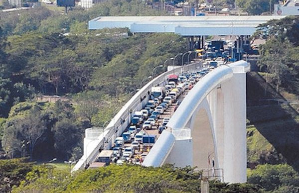 Apertura con “piolita” del Puente de la Amistad: si hay desborde, cierran de nuevo