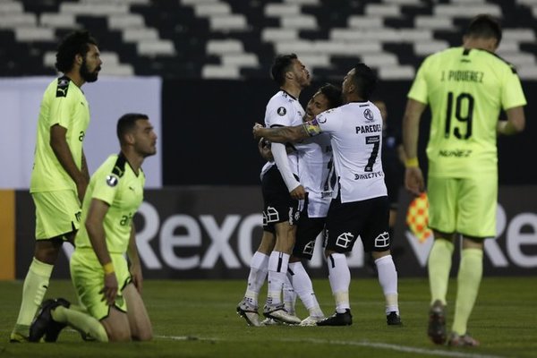 Colo Colo supera a Peñarol en el regreso de la Copa
