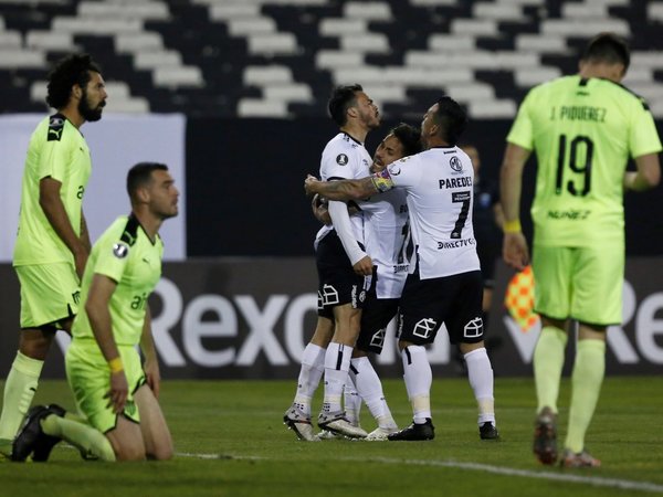 Colo Colo remonta a Peñarol y logra un triunfo que lo revitaliza