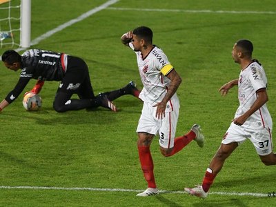 El Athletico Paranaense gana de remontada sobre la hora y es líder