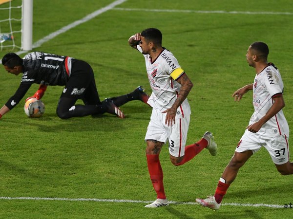 El Athletico Paranaense gana de remontada sobre la hora y es líder