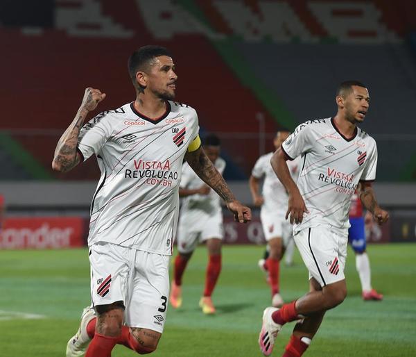 Paranaense remonta y es líder del Grupo C