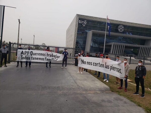Crónica / Peloteros de la “Inter” protestaron por “pan”