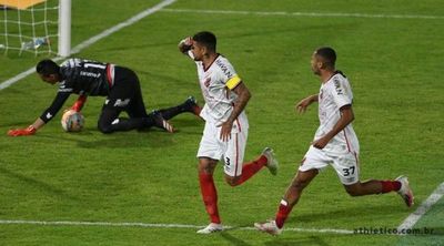 El Athletico Paranaense gana de remontada sobre la hora y es líder
