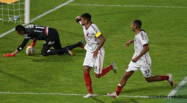 El Athletico Paranaense gana de remontada sobre la hora y es líder