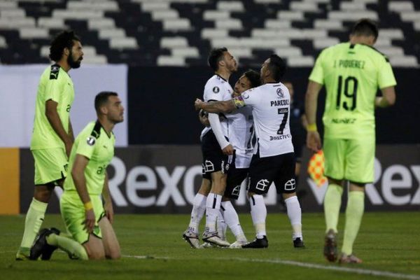 Colo Colo remonta a Peñarol y logra un triunfo que lo revitaliza