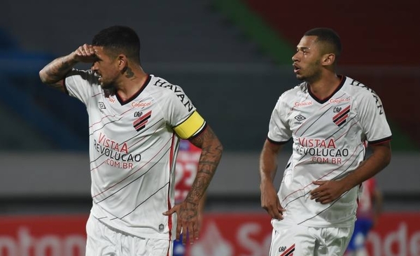HOY / Athletico Paranaense gana de remontada sobre la hora y es líder del Grupo C