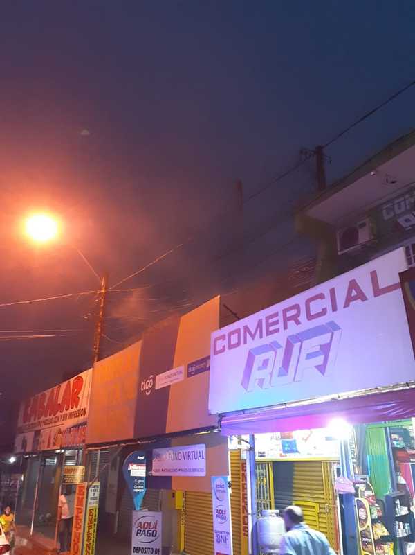 Cortocircuito provoca incendió en un local comercial del mercado de abasto