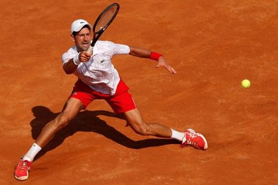 Los favoritos Djokovic y Halep avanzan a octavos en Roma
