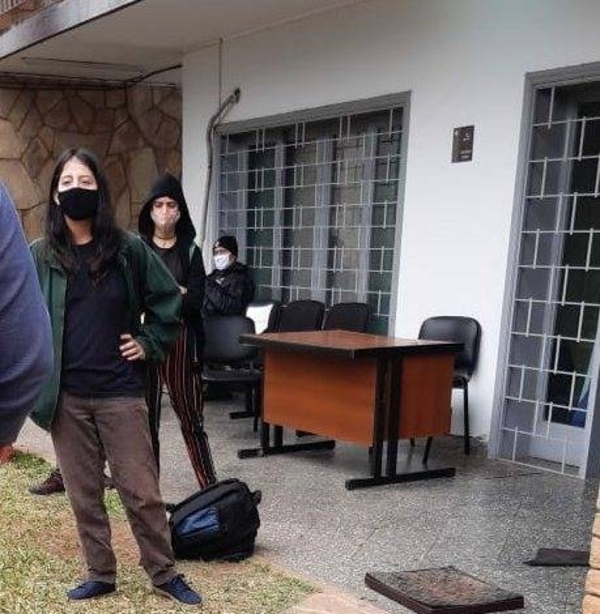 HOY / Se entrega joven que quemó la bandera en el Panteón y pide disculpas