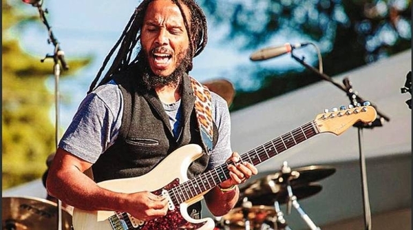 HOY / Ziggy Marley publica un libro sobre su padre para celebrar su 75 cumpleaños