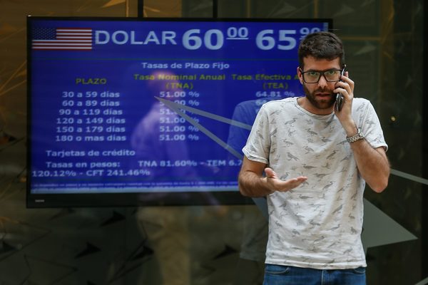 El precio del dólar informal se dispara en Argentina tras medidas cambiarias - MarketData