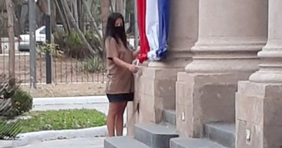 La Nación / Ordenan prisión de mujer que prendió fuego a bandera que adornaba el Panteón