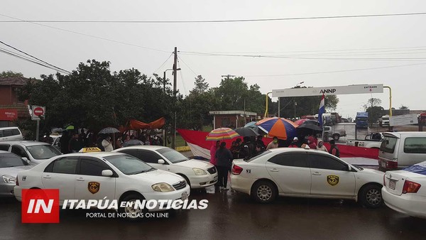 TRABAJADORES EXIGEN APERTURA DEL PUENTE SAN ROQUE GONZÁLEZ