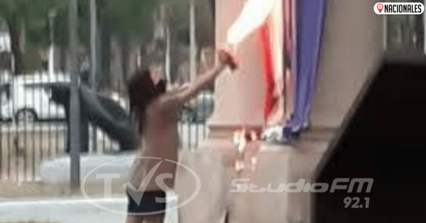 Juez ordena prisión de la joven que quemó una bandera en el Panteón de los Héroes