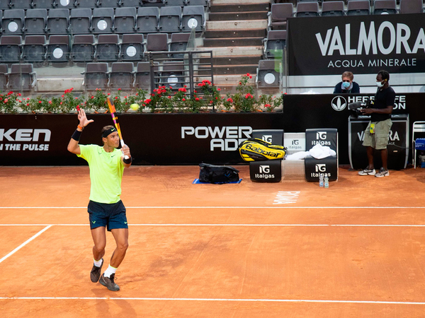 Nadal arrolla a Carreño en su regreso a la competición