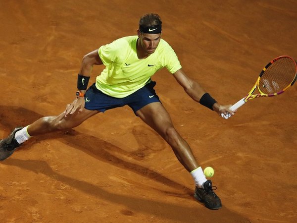 Nadal arrolla a Carreño en su regreso a la competición