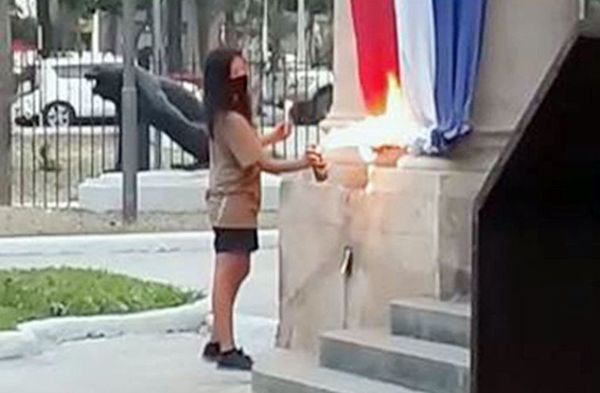 Joven irá a prisión por quema de bandera en el Panteón - Noticiero Paraguay