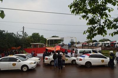 Paseros bloquean acceso a la ANNP en Encarnación - Nacionales - ABC Color