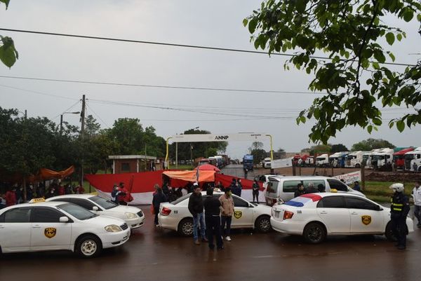Paseros bloquean acceso a la ANNP en Encarnación - Nacionales - ABC Color