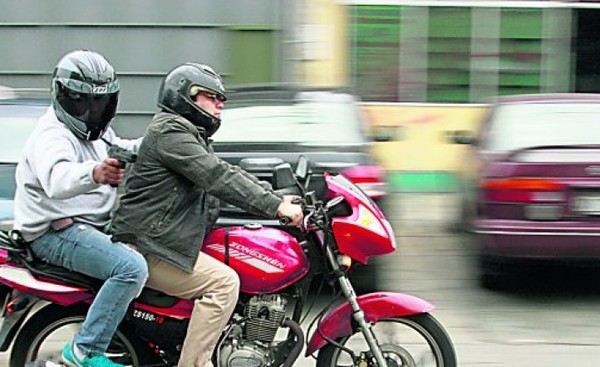 Sobre la marcha pistoleros en moto acribillan a joven parado en una esquina