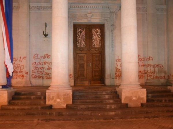 Pidió disculpas por quemar la bandera paraguaya y pintar el Panteón de los Héroes