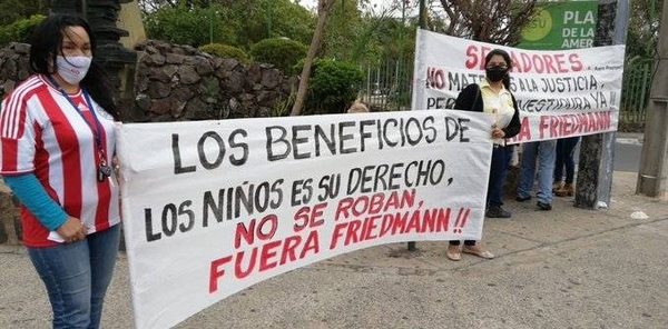 HOY / Ciudadanos exigen la pérdida de investidura de Rodolfo Friendmann