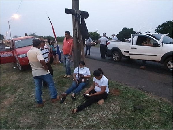 Obdulia Florenciano realiza crucifixión simbólica para pedir datos de Edelio