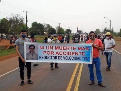 Vecinos cierran ruta en Minga Guazú para pedir reductores de velocidad