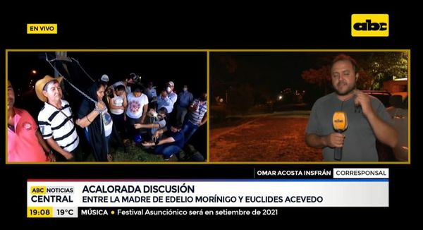 Doña Obdulia se encadena en una cruz frente al CODI - ABC Noticias - ABC Color