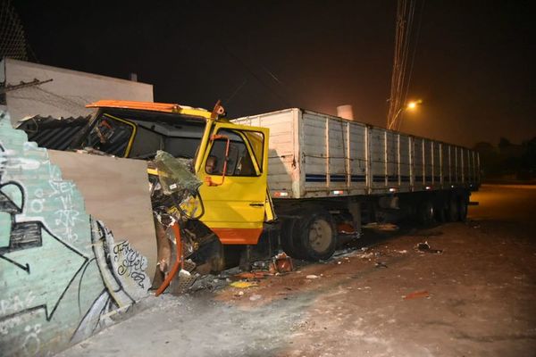 Giro en “U” provocó aparatoso choque entre camiones, sin heridos graves - Nacionales - ABC Color