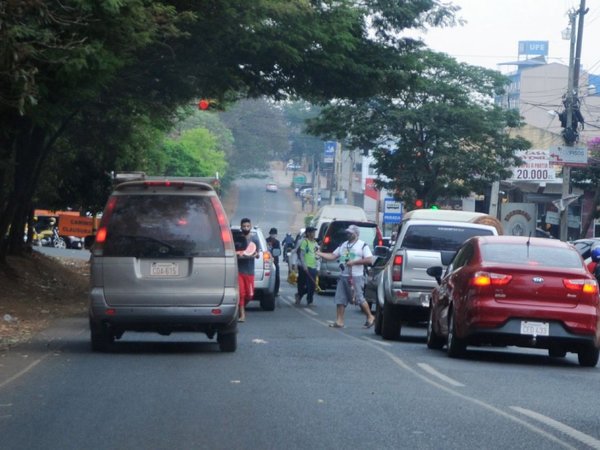 La pandemia triplica las familias que mendigan en las calles de CDE